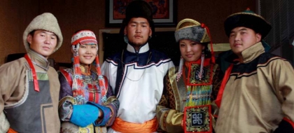 Группа республика алтай. Алтайская семья монгольская группа народы. Школьник бурят. Токен Алтайская группа. Бурятка играет на Ятага.